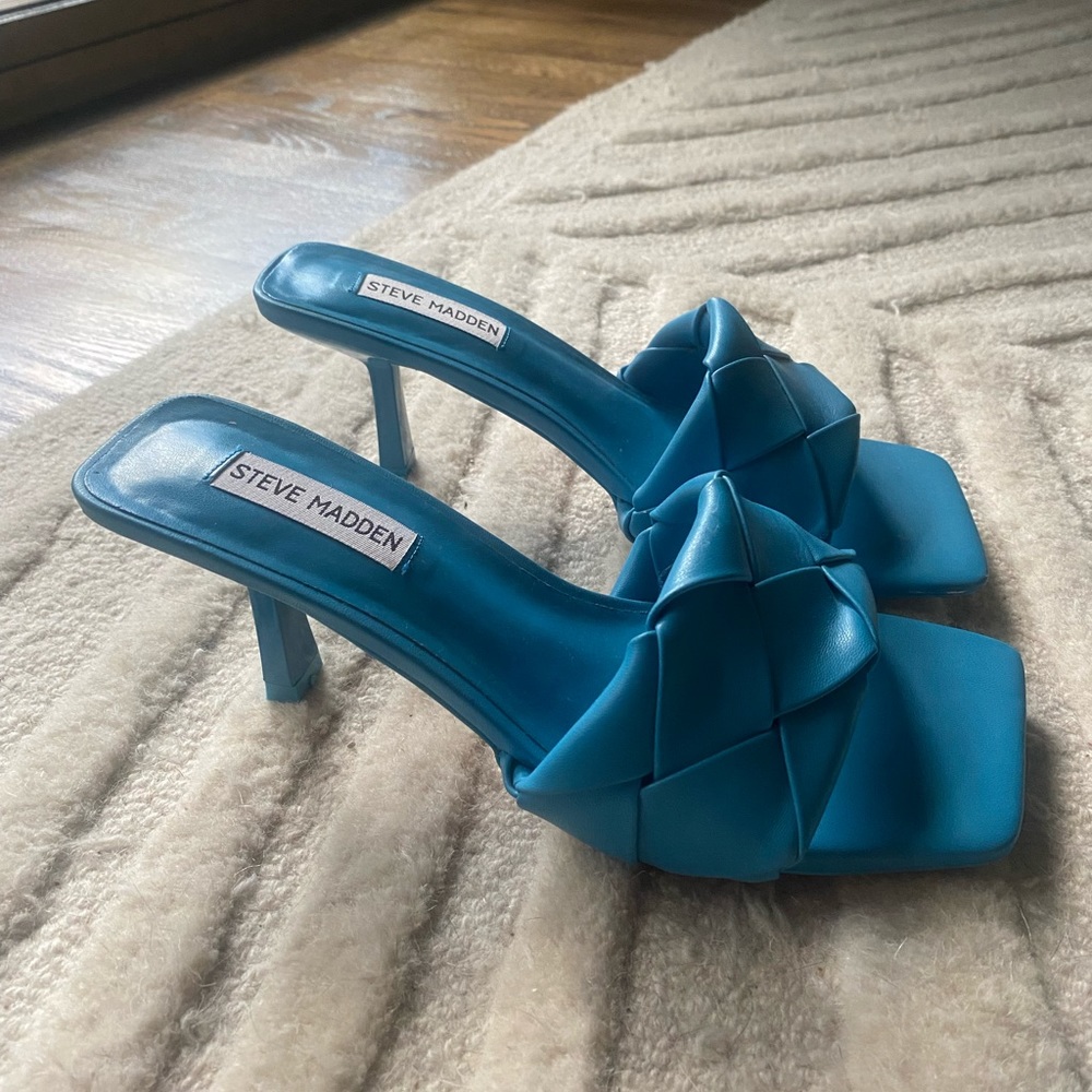 BLUE STEVE MADDEN KITTEN HEEL